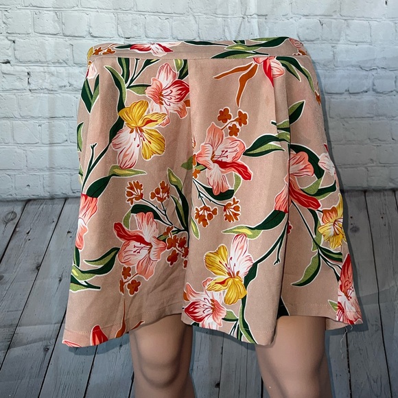 Charlotte Russe Pants - Charlotte Russe Tan Multicolor Floral shorts size XL